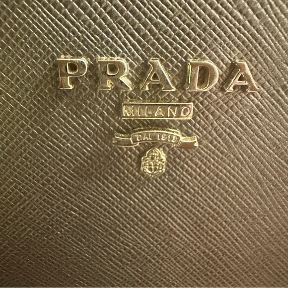 Prada Safianno wallet with 3 compartments. GUC - Picture 3 of 10